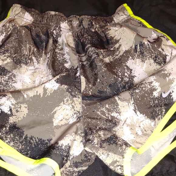 Women's Nike DRI fit Shorts - Picture 3 of 4